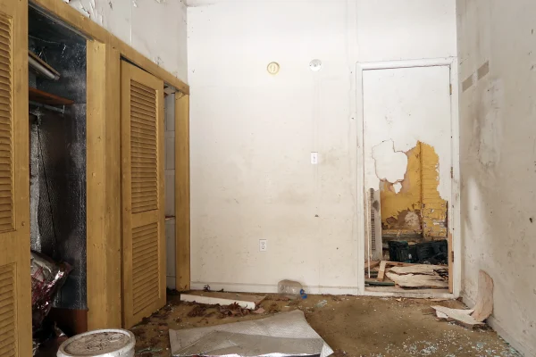 interior-of-a-forgotten-and-abandoned-house-natur-2026-01-11-10-32-45-utc